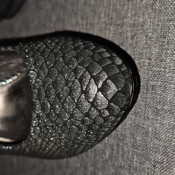 BCBGMaxAzria Willoe Gunmetal Snakeprint Heels Size 7 - Picture 4 of 12